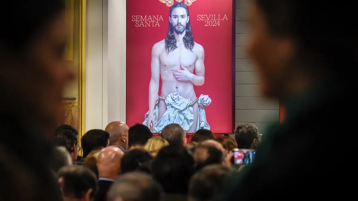 Cristo afeminado de Sevilla causa polémica por cartel (3)